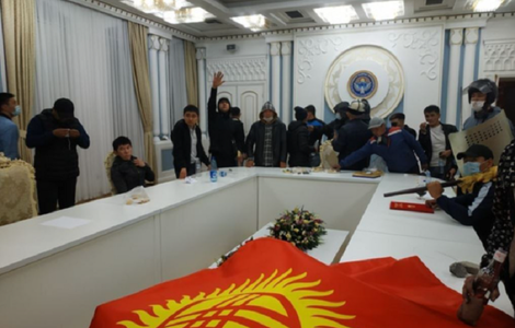 Sediul puterii kîrgîze, invadat de manifestanţi, fostul preşedinte Almazbek Atambaiev, eliberat din închisoare