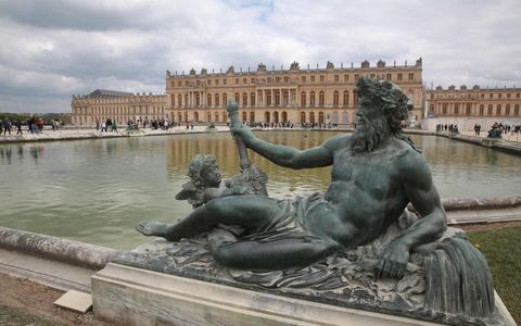 Un bărbat a fost arestat după ce a pătruns prin efracţie în palatul Versailles. El purta un cearşaf şi pretindea că este rege