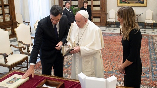 Papa Francisc a apărut din nou fără mască în timpul audienţei pe care i-a acordat-o premierului spaniol Pedro Sanchez - FOTO