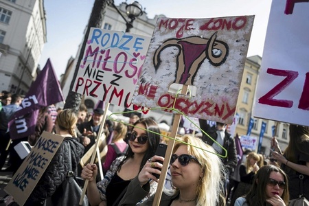 Zeci de mii de polonezi au demonstrat din nou, luni, împotriva interzicerii avorturilor