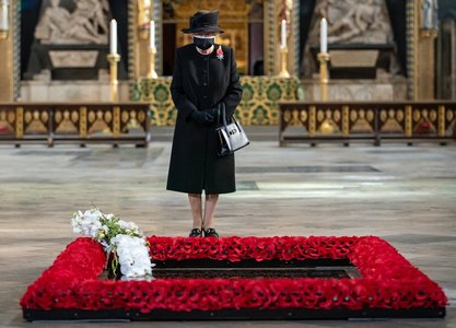 Regina Elizabeth a II-a a depus un buchet de flori la mormântul Soldatului Necunoscut. A fost prima oară când a purtat mască în public