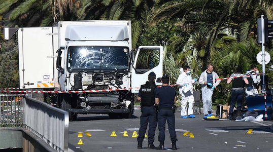 Şapte bărbaţi şi o femeie, trimişi în judecată la un tribunal cu juri, în legătură cu atentatul de la Nisa din 2016