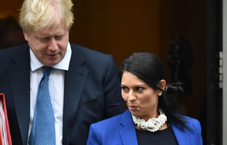 Boris Johnson o susţine pe Priti Patel, acuzată de hărţuire, în pofida concluziilor unei anchete independente; autorul anchetei, Alex Allan, consilierul lui Bojo în probleme de etică, demisionează în semn de protest