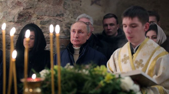 Rusia sărbătoreşte Crăciunul pe stil vechi respectând măsuri împotriva Covid-19; patriarhul rus îi compară pe cei care nu cred în Covid-19 cu care nu cred în Dumnezeu; Putin, la o slujbă de la Novgorod, fără să poarte mască