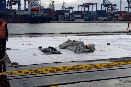 Avion prăbuşit în Indonezia - Oficial al Agenţiei de Căutare şi Salvare: Am primit trei saci cu resturi ale avionului şi cinci saci cu rămăşiţe umane