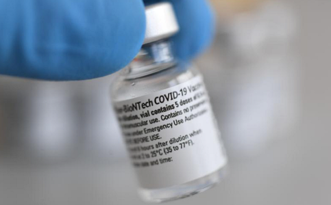 BioNTech estimează că poate produce două miliarde de doze de vaccin împotriva covid-19 în 2021, pe baza ”noului standard” de şase doze de flacon şi lansării în februarie a unei noi instalaţii de producţie în Europa, la Marburg
