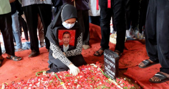 Rude şi prieteni înmormântează rămăşiţe ale lui Okky Bisma, un tânăr însoţitor de bord, o victimă a accidentului Boeingului companiei Sriwijaya în Indonezia