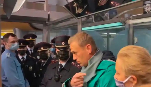 Navalnîi nu are acces la avocaţi şi denunţă ”cea mai totală ilegalitate” a arestării sale la întoarcerea din Germania în Rusia; Occidentul atacă Rusia pentru a ”deturna atenţia de la criza profundă care subminează modelul liberal de dezvoltare”, apreciază