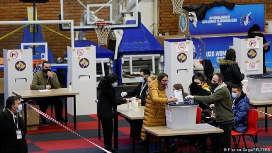 Partidul anti-sistem Vetevendosje din Kosovo pare să câştige alegerile, potrivit rezultatelor parţiale