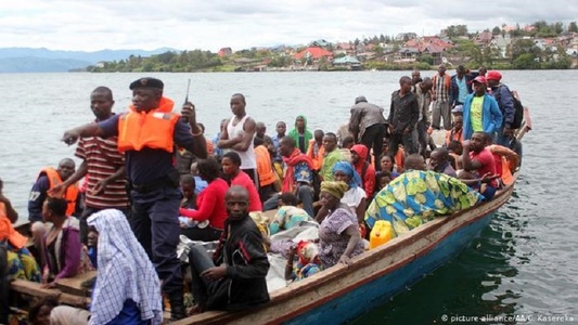 Cel puţin 60 de oameni au murit când o barjă care transporta peste 700 de pasageri a eşuat pe râul Congo