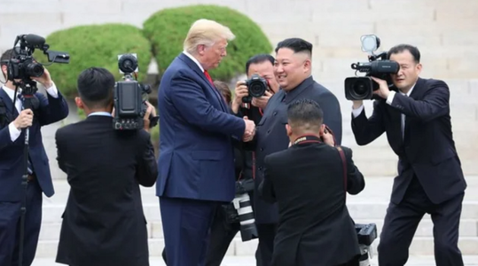 Trump i-a propus lui Kim să-l aducă înapoi acasă cu Air Force One de la Hanoi, după eşecul celui de-al doilea lor summit, dezvăluie BBC