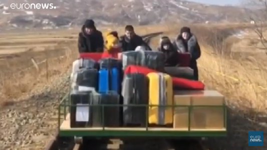 Diplomaţi ruşi părăsesc Coreea de Nord cu căruciorul - FOTO, VIDEO