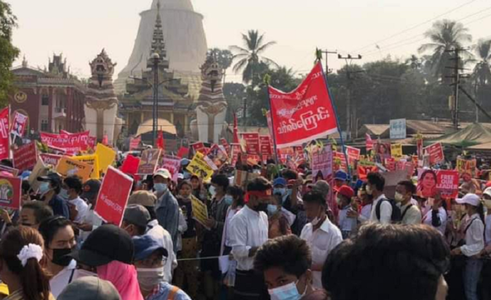 Poliţia din Myanmar a lansat sâmbătă cea mai mare campanie de combatere a protestelor din ţară