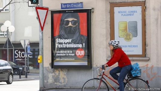 Elveţienii au votat cu o majoritate strânsă pentru interzicerea acoperirii feţei în spaţiile publice