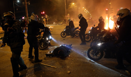 Un poliţist, dat jos de pe motocicletă şi bătut, rănit la cap, în marja unei manifestaţii la periferia Atenei Nea Smyrni, în ciocniri la o manifestaţie împotriva ”derivelor poliţiei” 