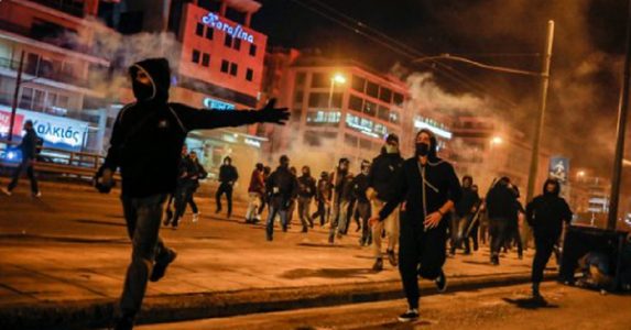 Zece poliţişti răniţi şi 16 arestări în ciocniri în marja manifestaţiei de la Atena