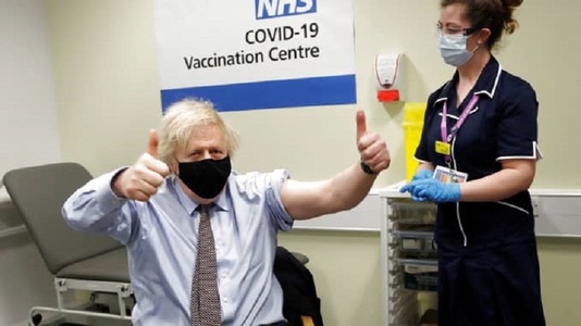Boris Johnson a primit vineri prima doză din vaccinul pentru Covid-19 al AstraZeneca şi a spus că ”nu a simţit nimic”