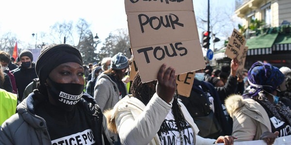 Franţa: Mii de oameni au manifestat împotriva rasismului şi violenţelor poliţiei - VIDEO