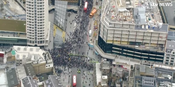 Manifestaţie anti-lockdown la Londra: 36 de arestări şi mai mulţi poliţişti răniţi - VIDEO