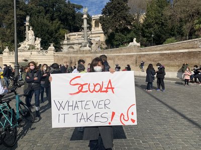 Italia: Părinţi, profesori şi copii au protestat faţă de închiderea şcolilor în contextul pandemiei