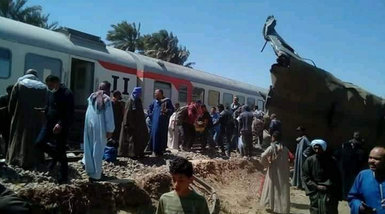 Cel puţin 32 de morţi şi 66 de răniţi în sudul Egiptului, într-o coliziune între două trenuri de călători; persoane neidentificate ar fi ”acţionat în mai multe vagoane frâna de mână”, într-unul dintre trenuri