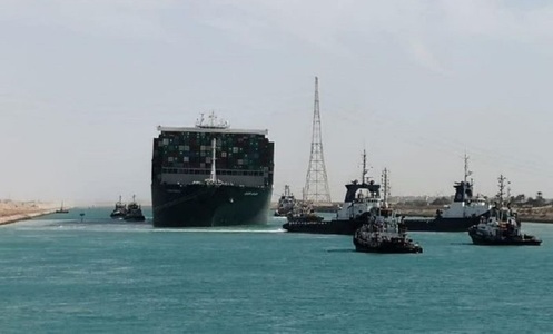 Traficul maritim în Canalul Suez, reluat în urma aducerii pe linia de plutire a portcontainerului Ever Given