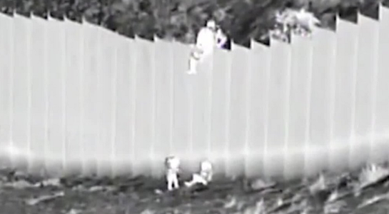 Două fete ecuadoriene, în vârstă de trei şi cinci ani, aruncate de pe zidul lui Trump, peste frontieră, în New Mexico