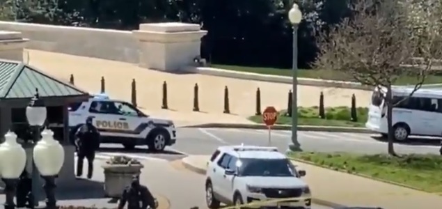 UPDATE - Incident de securitate la Capitoliu - Doi poliţişti, loviţi de o maşină. Clădirea şi împrejurimile, izolate. Şoferul maşinii a decedat. Unul dintre poliţişti a murit - VIDEO