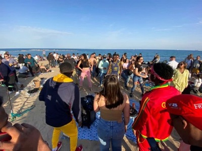 Plajele din Catalonia au fost pline sâmbătă, oamenii ignorând restricţiile legate de Covid-19, pentru a se bucura de primăvară