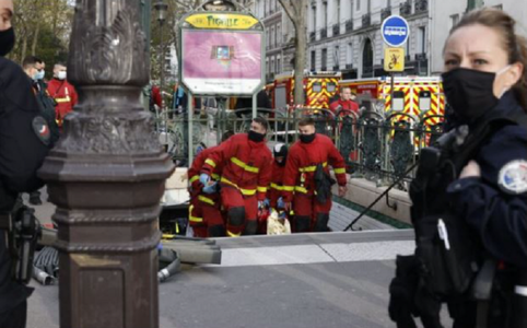 Un bărbat se autoincendiază la Paris, la staţia de metrou Pigalle