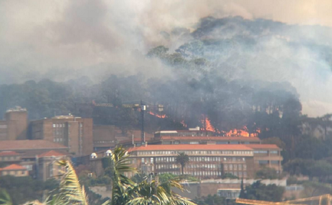 Incendiu pe Table Mountain, un munte emblematic care domină Cape Town