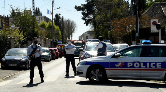 O poliţistă franceză, ucisă într-un atac cu cuţitul la Comisariatul din Rambouillet; atacatorul, un tunisian, ucis prin împuşcare; parchetul antiterorist deschide o anchetă