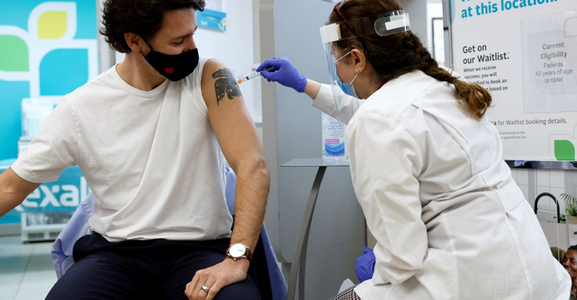 Justin Trudeau, vaccinat la o farmacie în Ottawa cu prima doză de vaccin AstraZeneca-Oxford