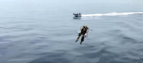 Un membru al Marinei Regale britanice a testat un costum cu propulsie - VIDEO - 