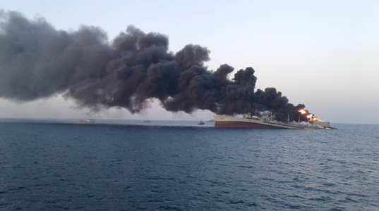 Cea mai mare navă iraniană de război, Kharg, se scufundă în Golful Oman, în urma unui incendiu; echipajul, salvat
