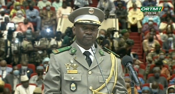 Colonelul Assimi Goita depune jurământul şi devine preşedinte de tranziţie în Mali