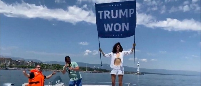 Nepoata lui Osama bin Laden a protestat la summitul Biden-Putin de la Geneva cu un steag inscripţionat cu ”Trump won”