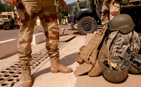 Militari francezi, răniţi în Mali într-un atac cu o maşină-capcană