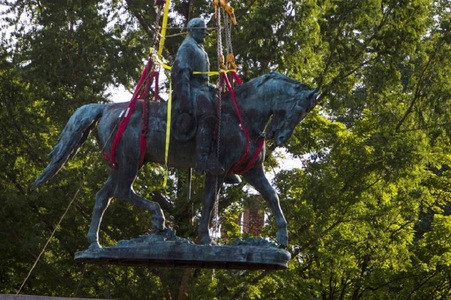 O statuie confederală a fost înlăturată din Charlottesville, la patru ani după proteste violente ale supremaţiei albe