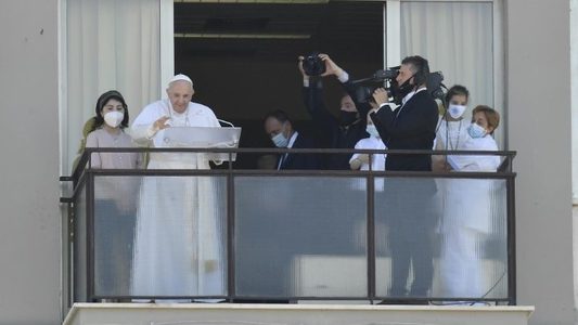 Papa Francisc a ţinut slujba de duminică de la balconul spitalului Gemelli din Roma; el a făcut apel la rugăciuni pentru bolnavi: Nimeni nu trebuie să fie singur