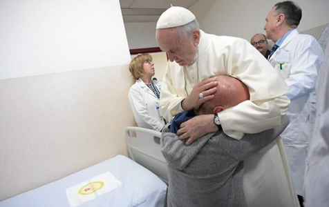 Papa Francisc ”rămâne internat încă câteva zile” la Spitalul Gemelli din Roma, anunţă Vaticanul