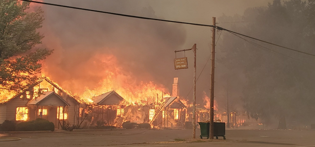 Orăşelul Greenville din nordul Californiei, devastat de incendiul Dixie Fire; 2.000 de noi evacuări în statul american