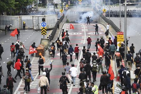 Gaze lacrimogene, tunuri cu apă şi gloanţe de cauciuc folosite împotriva manifestanţilor care au cerut demisia premierului Thailandei