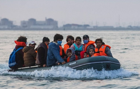 Aproape 600 de migranţi au traversat Canalul Mânecii într-o singură zi