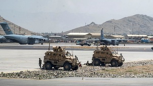 Avioane, arme, ochelari pentru vederea de noapte: Noul arsenal american de război al talibanilor