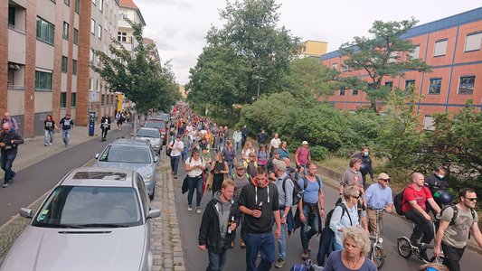 Mii de oameni au protestat la Berlin faţă de restricţiile din pandemie - VIDEO