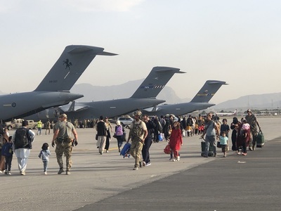 Peste 90 de ţări, între care şi România, anunţă că au primit asigurări de la talibani că evacuările vor putea continua şi după 31 august
