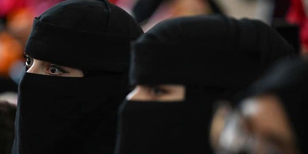 Afganistan: Studentele trebuie să poarte abaya şi niqab
