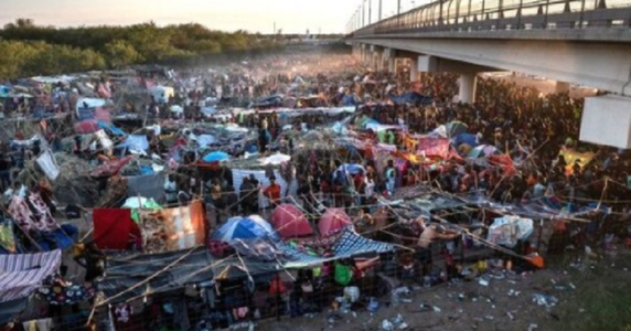Toţi imigranţii au plecat din tabăra imporvizată sub un pod în orăşelul Del Rio, în Texas