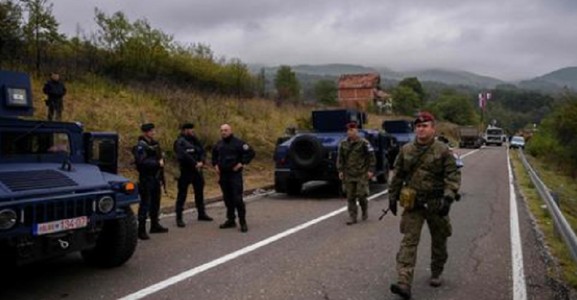 Serbia şi Kosovo încheie un acord, sub egida UE, în vederea liniştirii unor tensiuni la frontieră; Kosovo îşi retrage forţele speciale de poliţie sâmbătă, iar etnicii sârbi rdică baricadele; KFOR desfăşurată în nordul Kosovo două săptămâni